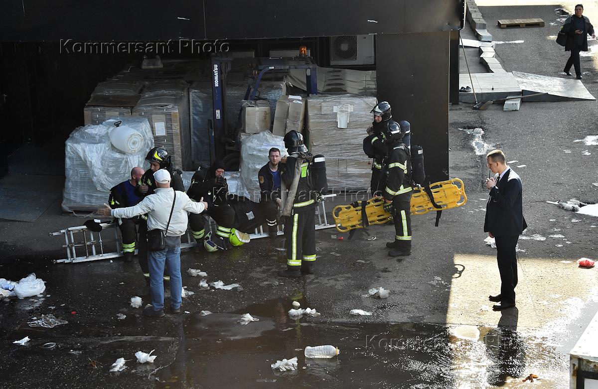 москва прорыв трубы в торговом центре. прорыв в москве. прорыв в москве. трагедия в тц времена года. прорыв теплосети.