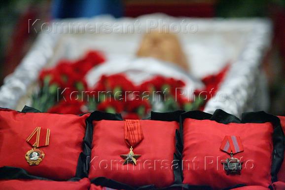 отпевание 80 человек в ипатьевском монастыре. похороны ели. школа 175 казань погибшие. похороны илиодора оптина пустынь. похороны ели.