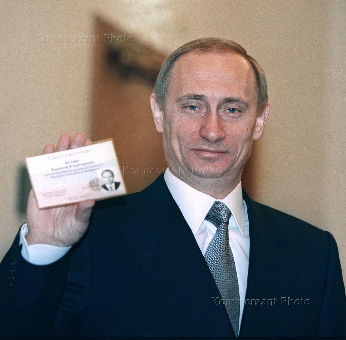 Сколько лет владимировичу. Путин президент 2000. Путин 2002 год фото. Прехидент Росси в 2000 году. Путин 99 год.