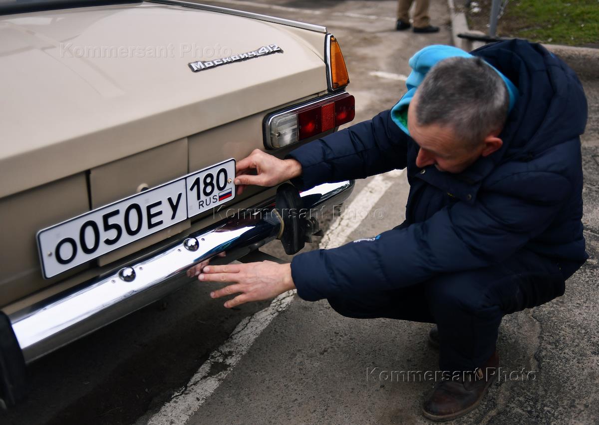 Выдача российских авто номеров в МРЭО города Мариуполь – Коммерсантъ Фото