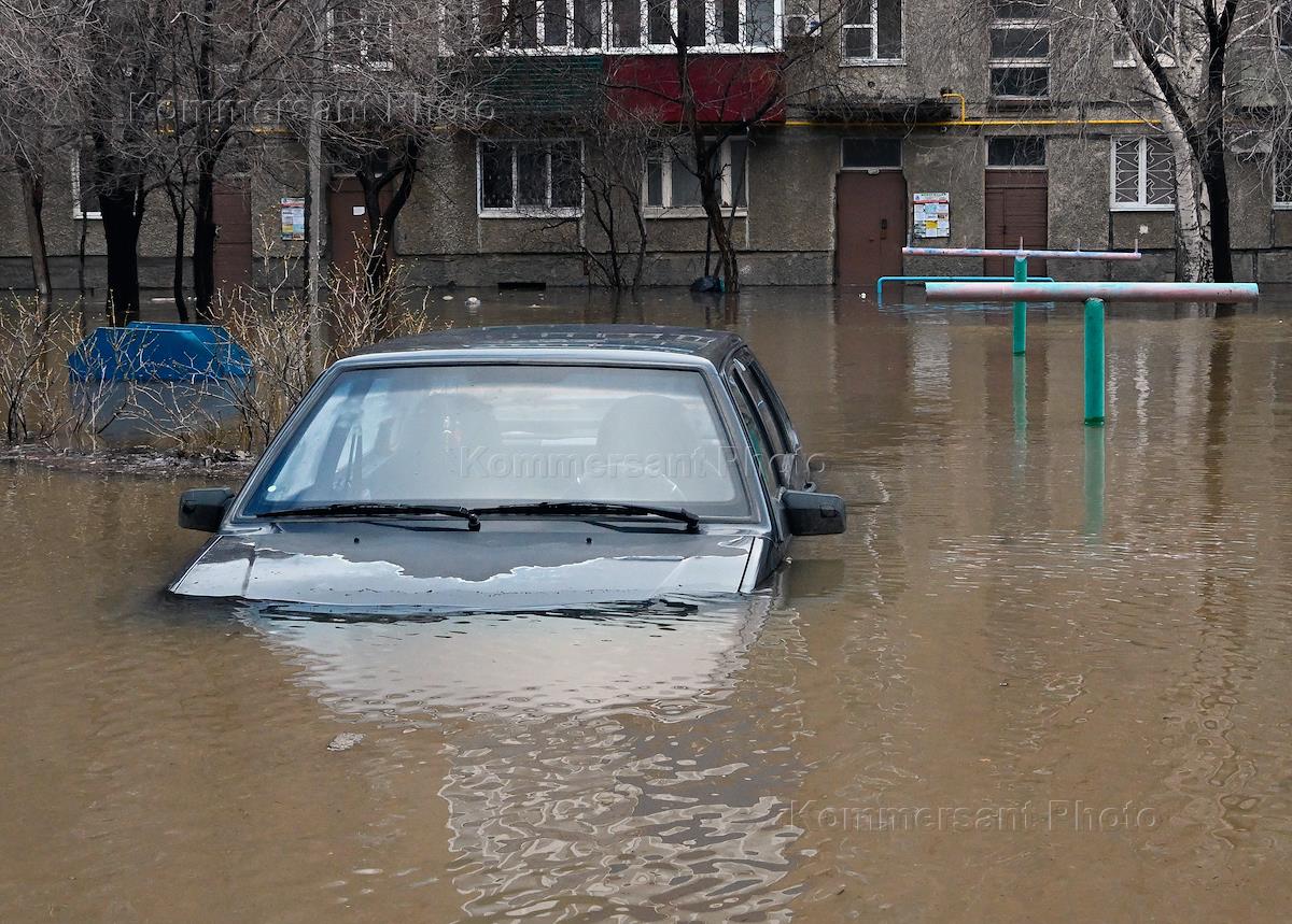Последствия наводнения в городе Орске – Коммерсантъ Фото