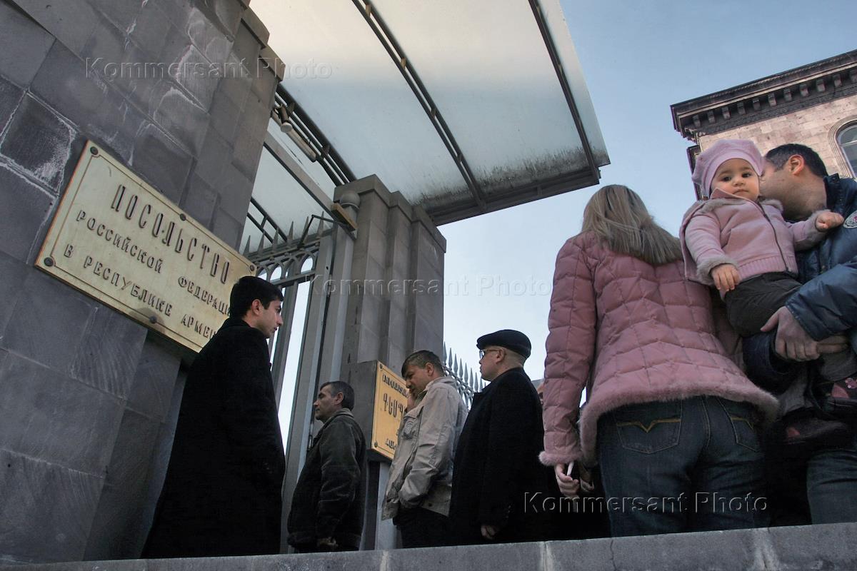 Предоставление политического. Политический беженец. Политическое убежище иностранцам. Убежище для россиян. Политическое убежище фото.