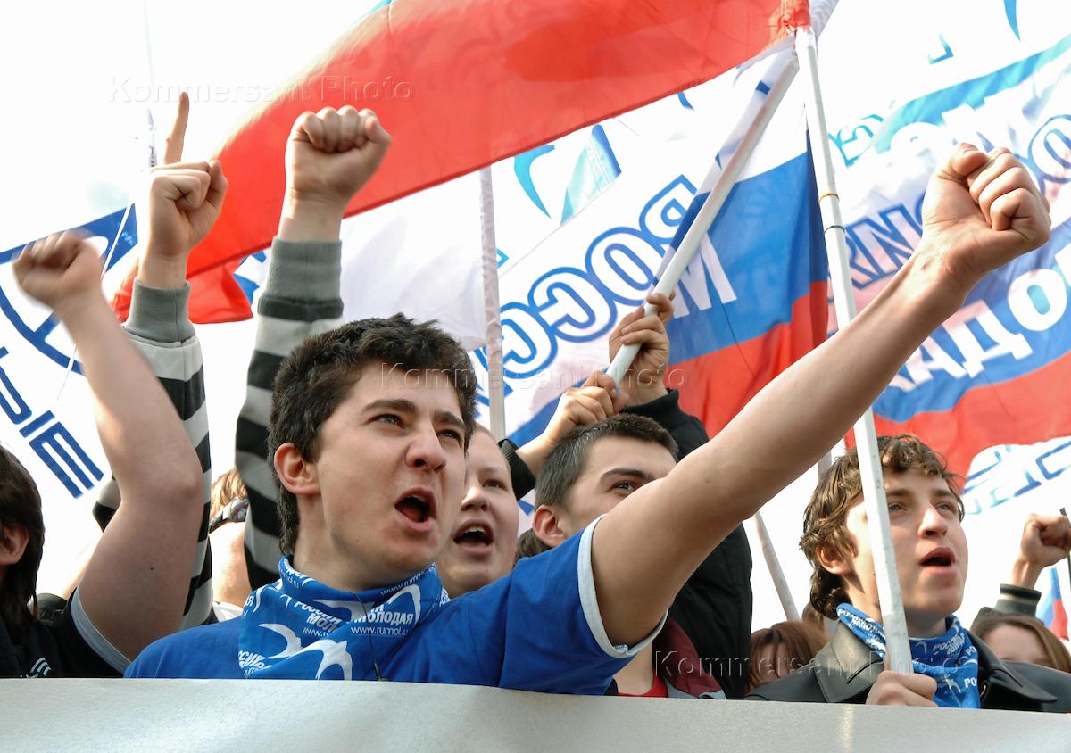 5 движений россии. Россия молодая движение. Стоп НАТО. Протестное движение в России. Молодёжь 2001 год Россия.