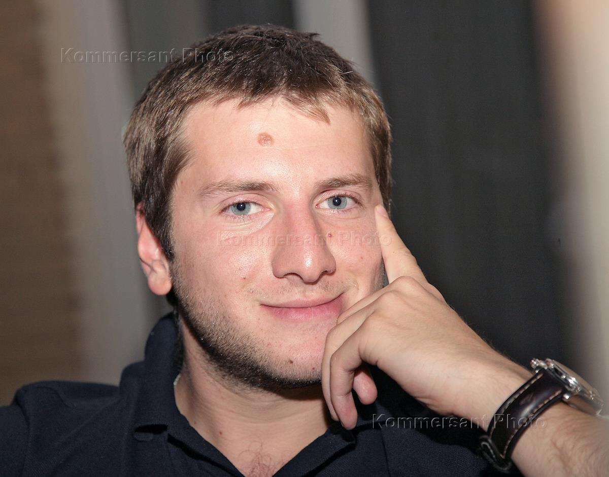 Резо гигинеишвили кинорежиссер. Реваз (резо) давидович гигинеишвили. Резо гигинеишвили. Резо гигинеишвили. Резо википедия.