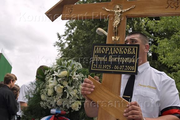 Где похоронена мордюкова. Похороны ноннамордюбкова. Могила Нонны Мордюковой.