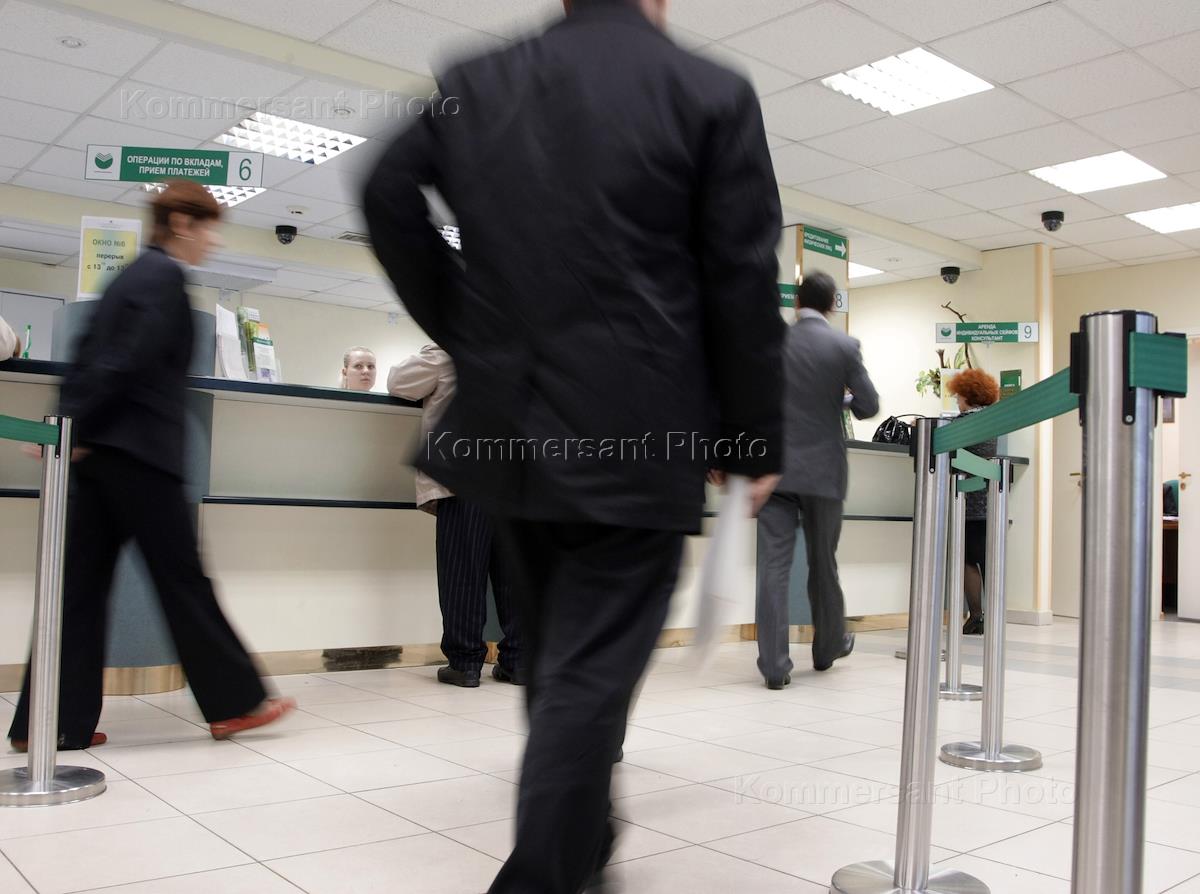 Коллекторского агентства. Злой коллектор. Мужик который размахивает топором на свинью и разрезает. Сотрудник банка угрожает. Сотрудник банка угрожает.