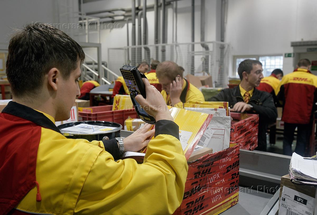 Дчл экспресс. Dhl стамбул. Работа в dhl. Dhl форма. Дхл логистика.