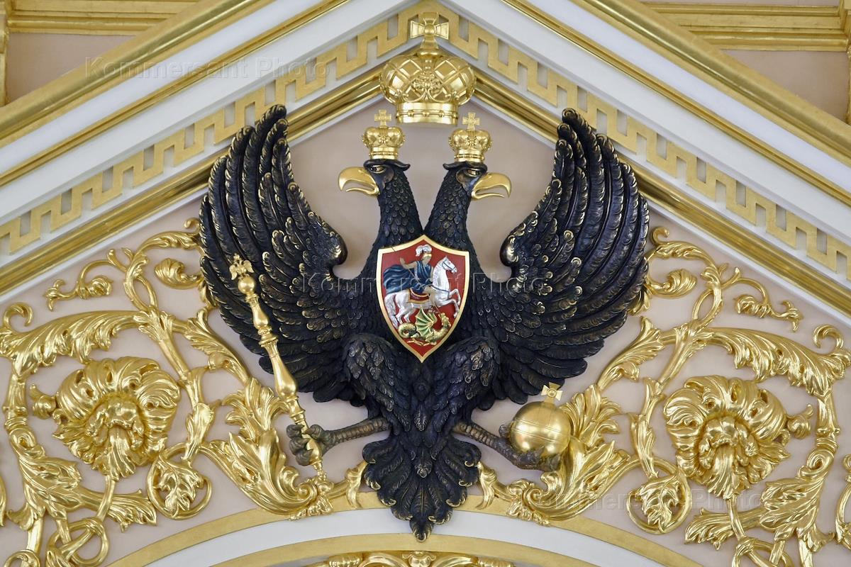 Медведь двуглавый орел башня кремля. Двуглавый Феникс масонов. Двуглавый Орел Масонский символ. Двуглавый Орел Мариинского дворца. Двуглавый Орел на фасаде.