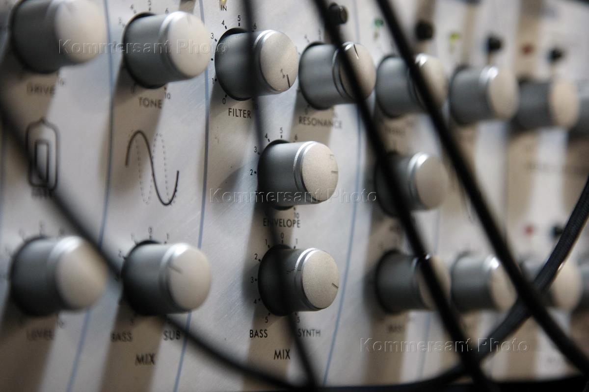 1 слушать. Человек с колонкой. Музыка формат 5. Аудио 1999. Старые диски.