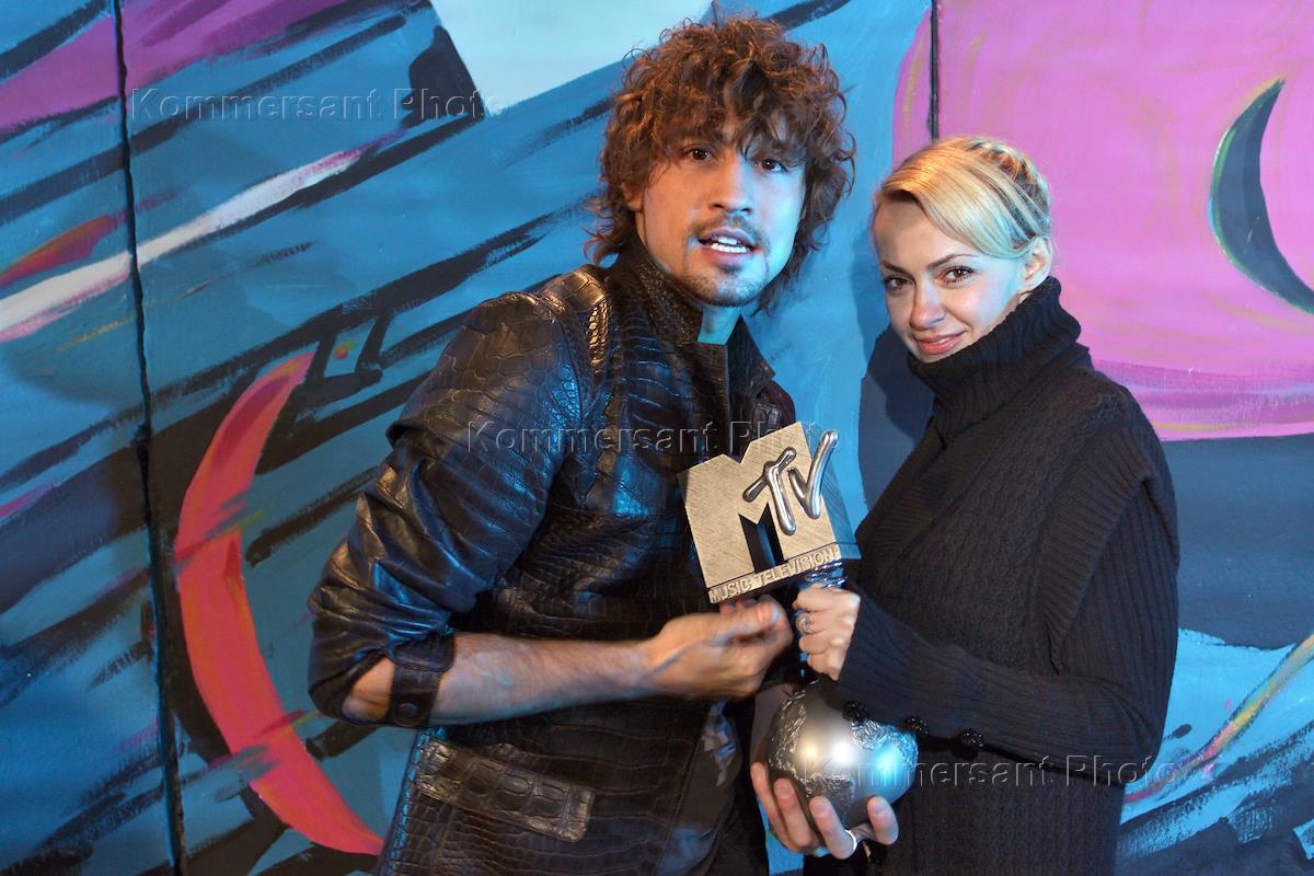 Дима билан 2009. Билан был на вечеринке. Бузова и шатунов. Поцелуй бузовой и билана. Дима билан и ольга бузова поцелуй.