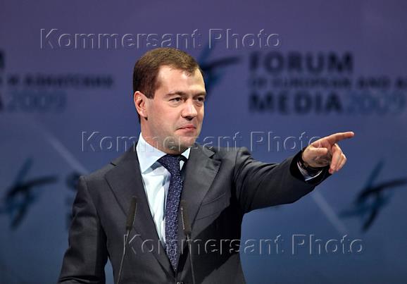 Медведев во френче. Медведев во френче фото. Медведев на фоне карты на форуме.