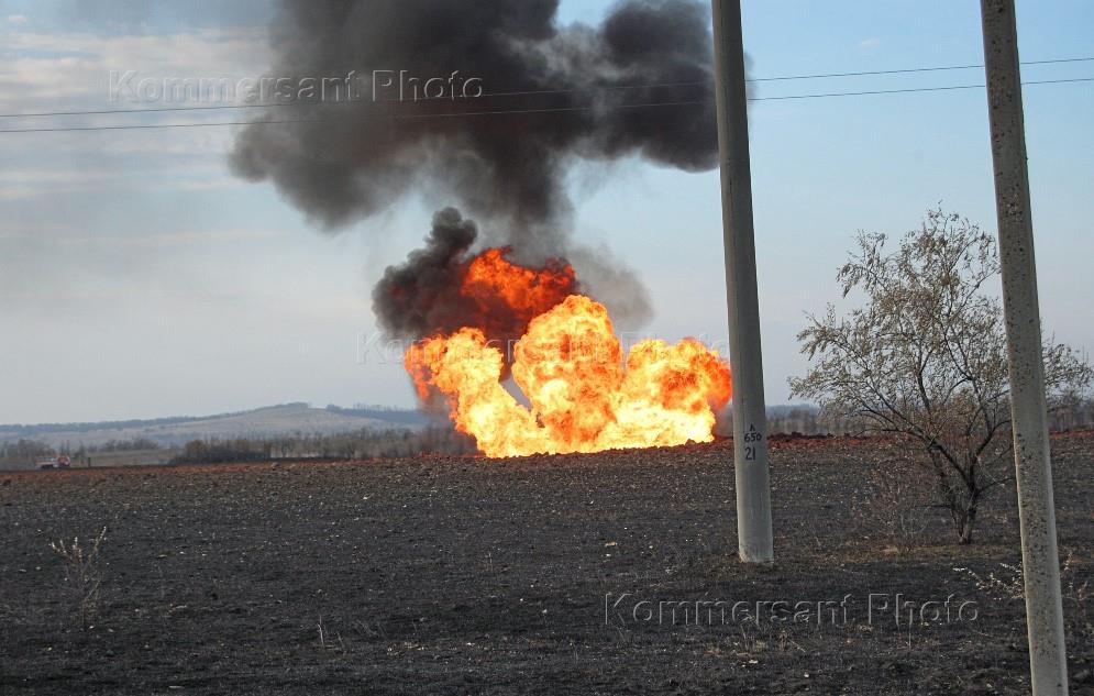 Горит газопровод. Взрыв газопровода на Украине. Взорвалась газовая труба.