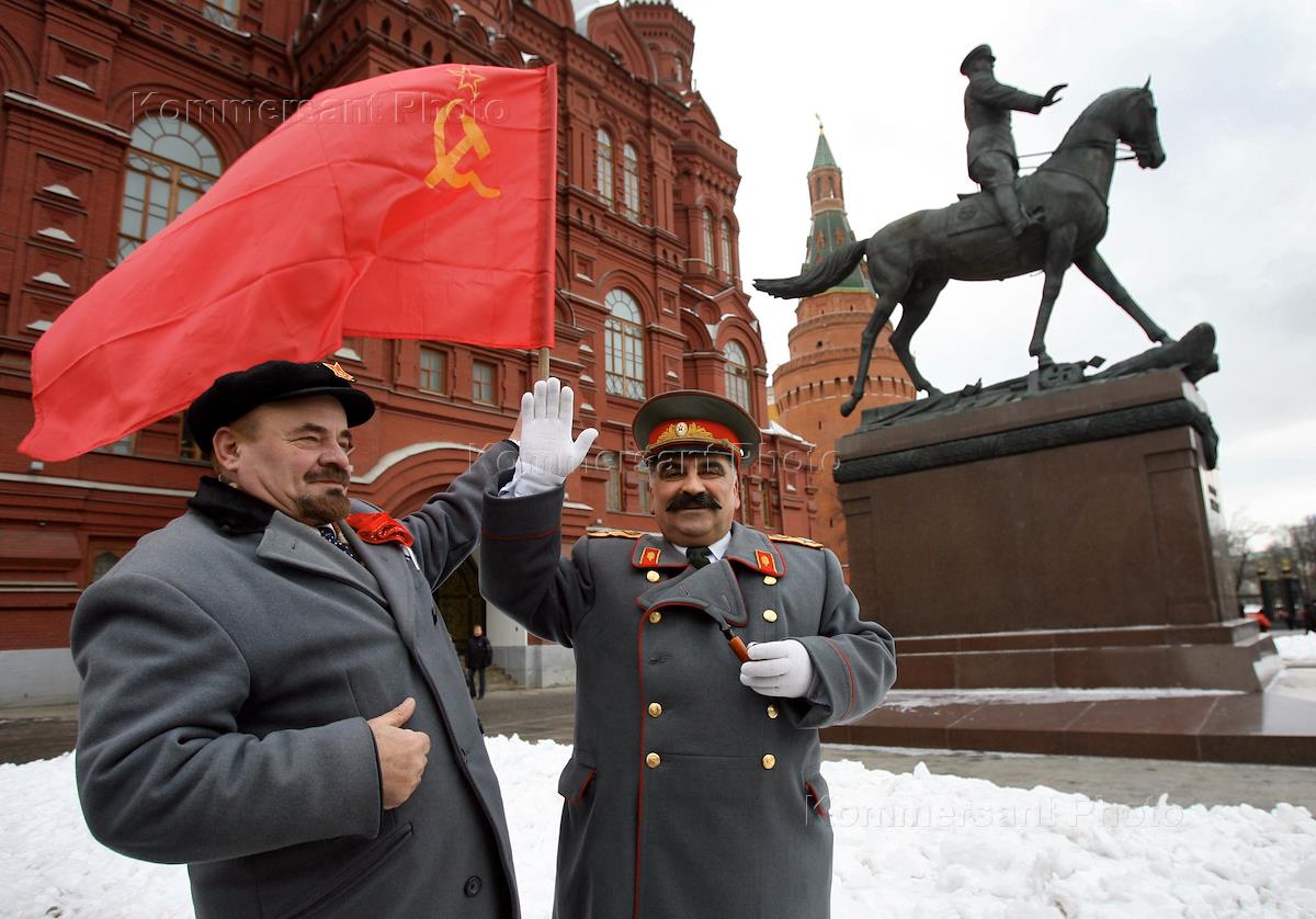 Ленин на красной площади. Сталин на красной площади. Сталин в Кремле. Сталин на площади. Ленин и Сталин на красной площади.