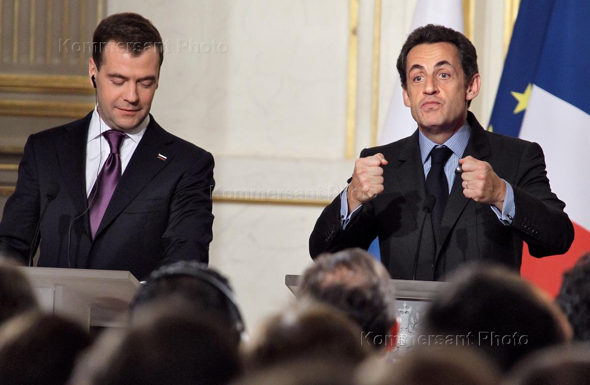 Медведев во френче. Николя Саркози в Елисейском Дворце.