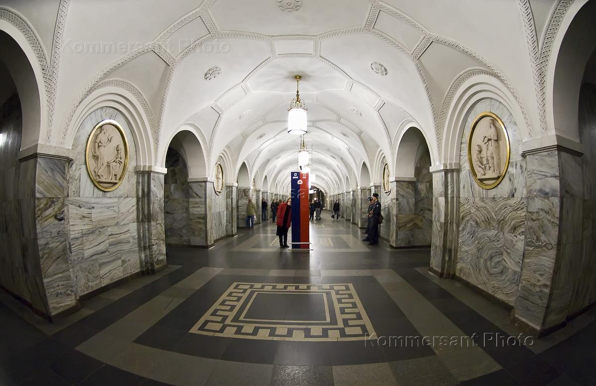 Станция метро третьяковская находится на. Станция метро Третьяковская. Станция метро Третьяковская Северный зал. Парк культуры метро. Метро Третьяковская парк.