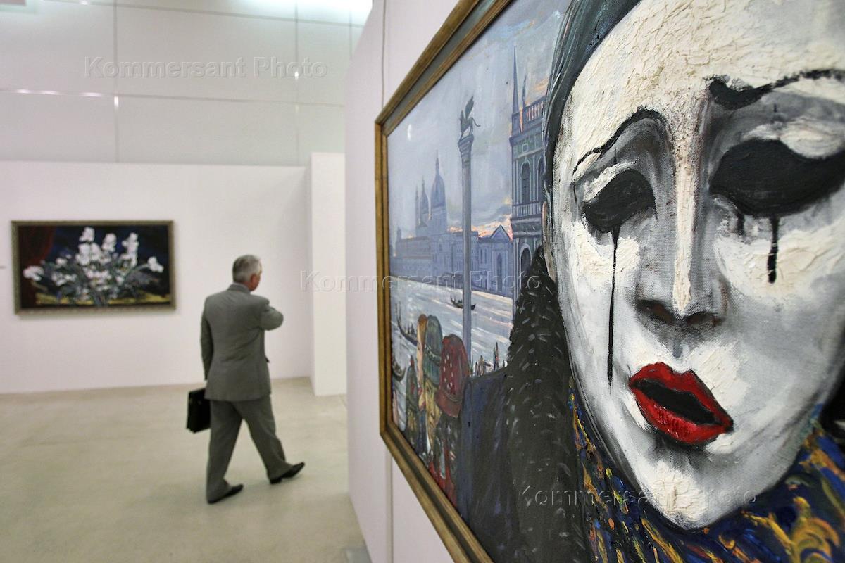 Манеж москва выставки. Выставка в манеже картина глаз. Выставочный зал новый манеж. Выставка художников в манеже. Манеж выставка художников.