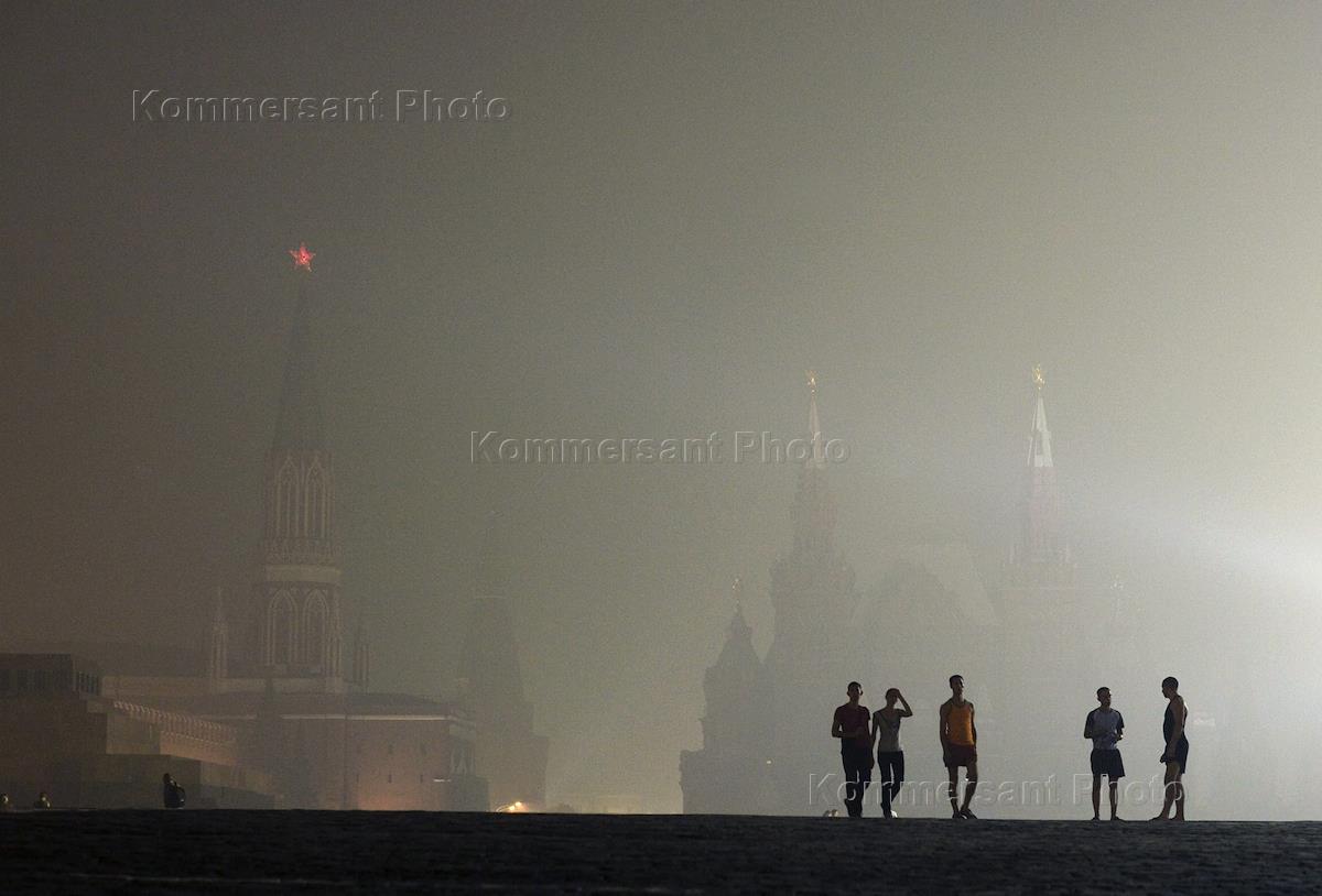 Температура в москве 2010 год. Смог в Москве 2010. Смок в Москве в 2010. Смог в 2010 году в Москве. Лето 2010 года аномальная жара.