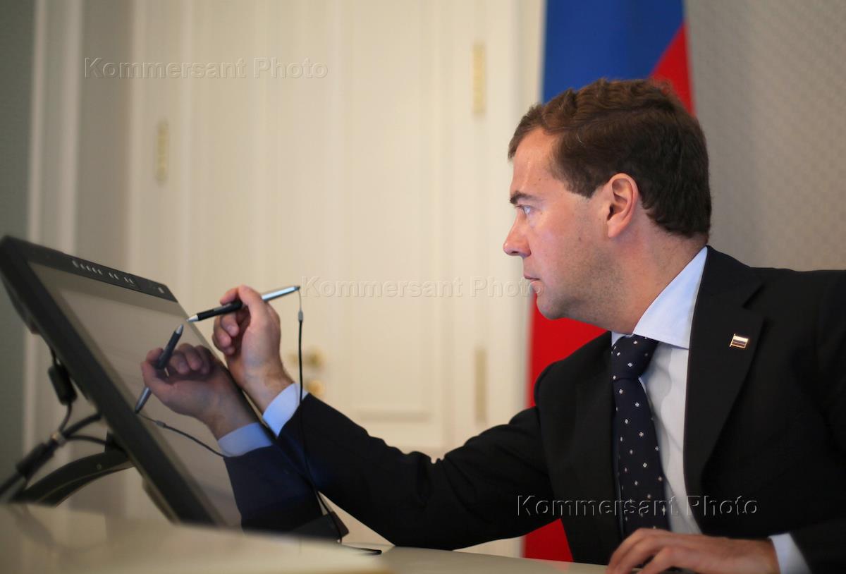 Медведев глава цб. Контрольное управление президента. Губернатор с Медведевым.
