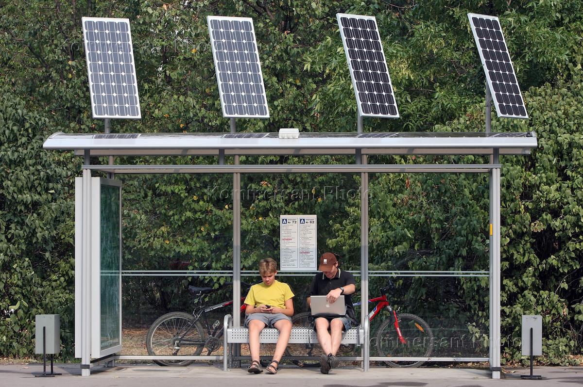 Жизнь в умном городе. Солнечные батареи в городе. Уличные солнечные батареи. Солнечные панели на остановках. Солнечные батареи в парке.