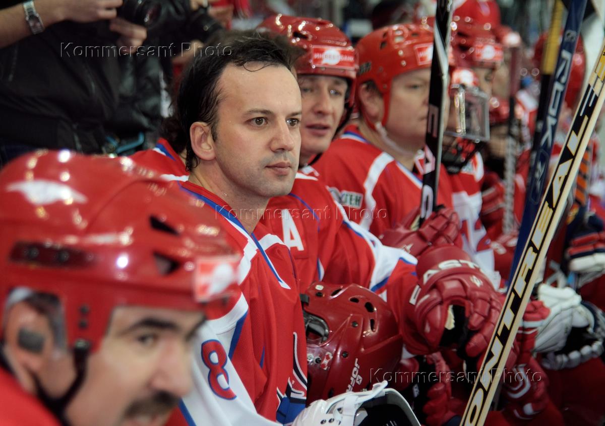Хоккей перерыв между. Хоккей под флагом добра 2011. Заместитель президента Тихоокеанского хоккей. Хоккей под флагом добра 2011 Макиев и Мишустин.
