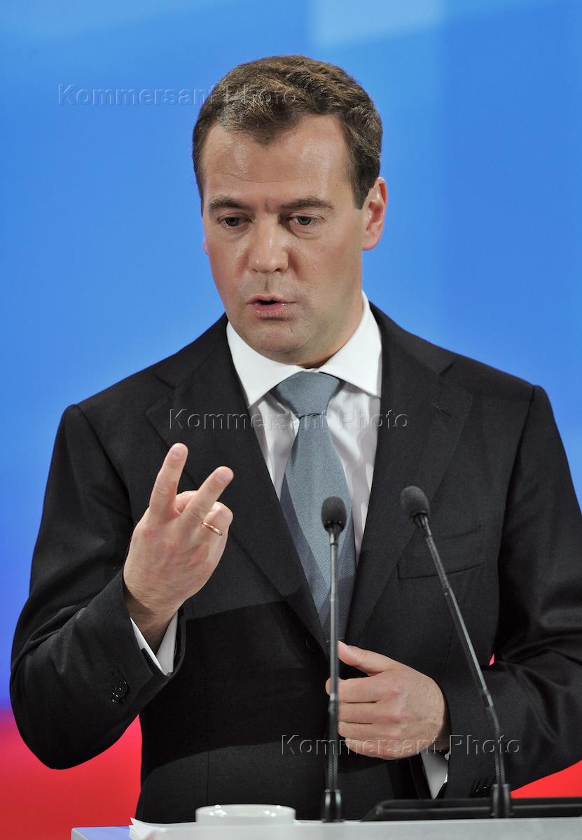 Медведев во френче. Пресс-секретарь президента РФ Медведева. Медведев во френче фото.
