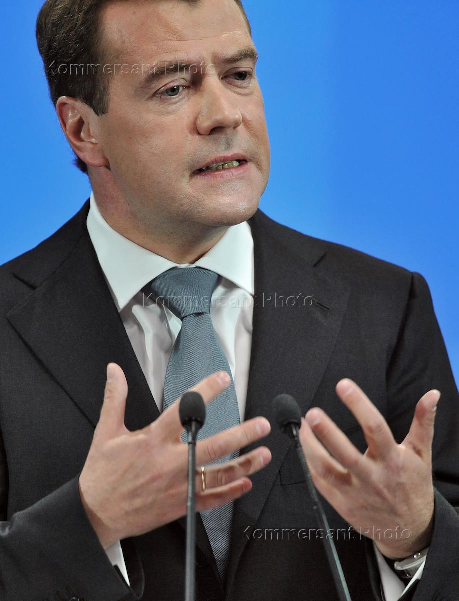 Медведев во френче. Пресс-конференция Дмитрия Медведева в Сколково 18 мая 2011 года. Медведев во френче фото. Медведев в прошлом.