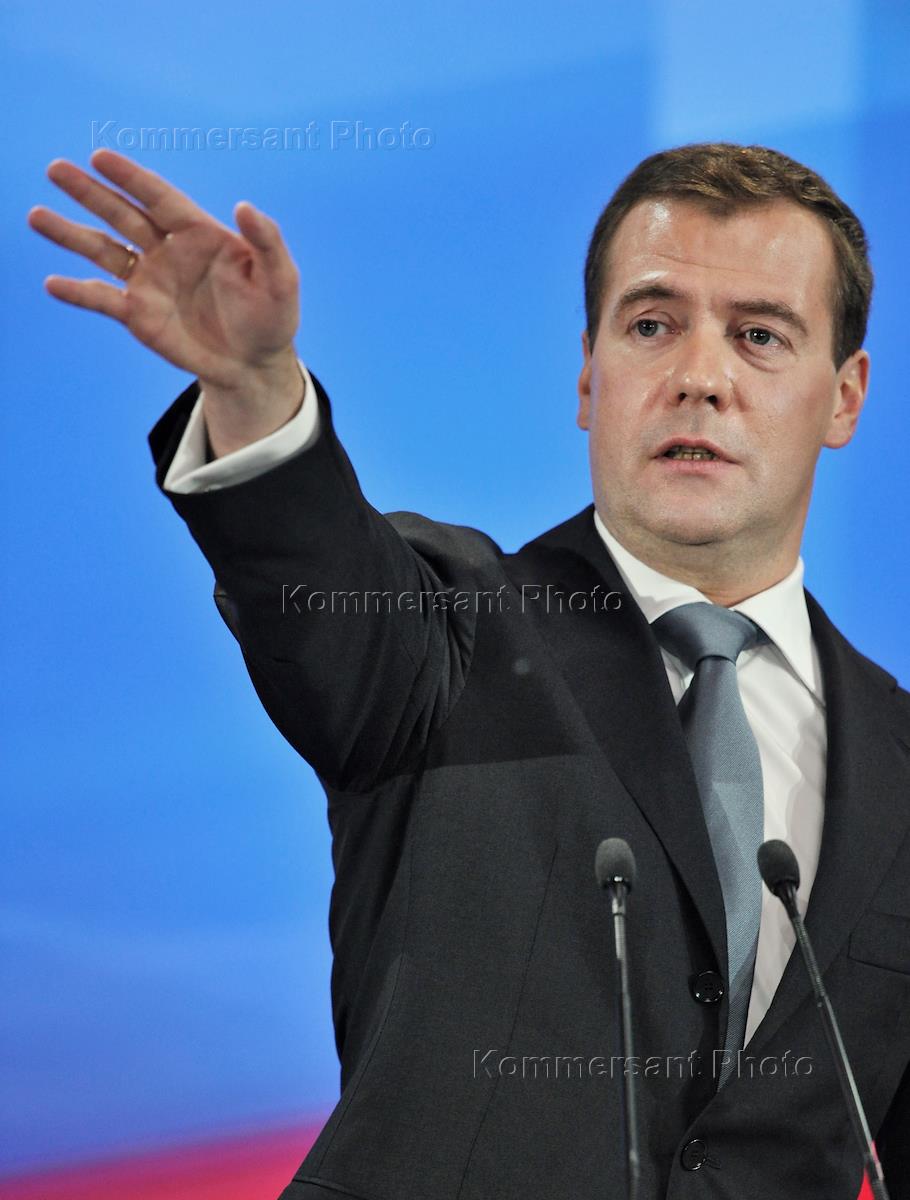 Медведев во френче. Медведев во френче фото. Медведев и Собянин Сколково.