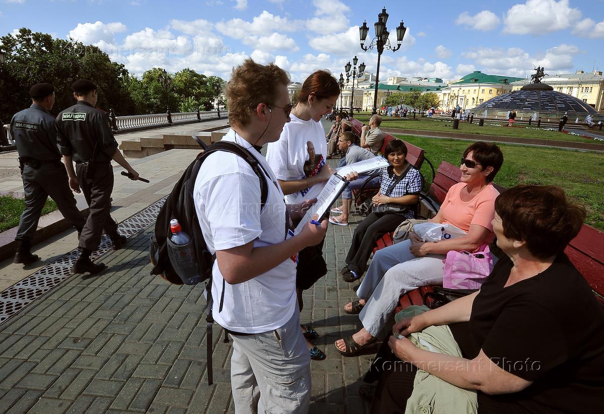 Отношение к горожанам. Опрос людей на улице. Социологический опрос на улице. Проведение опроса населения. Социологи проводят опрос.