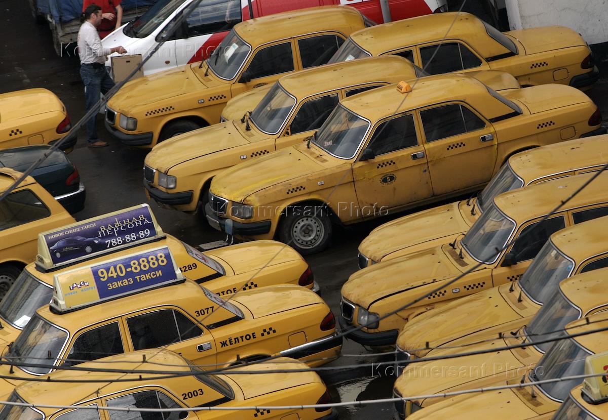 Расширение таксомоторного парка. Кладбище автомобилей такси. Свалка автомобилей такси. Много желтых машин. Заброшенные такси.