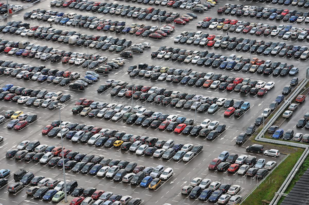 Парковка больших машин. Автомобильная стоянка. Машина на парковке. Много машин. Большая парковка автомобилей.