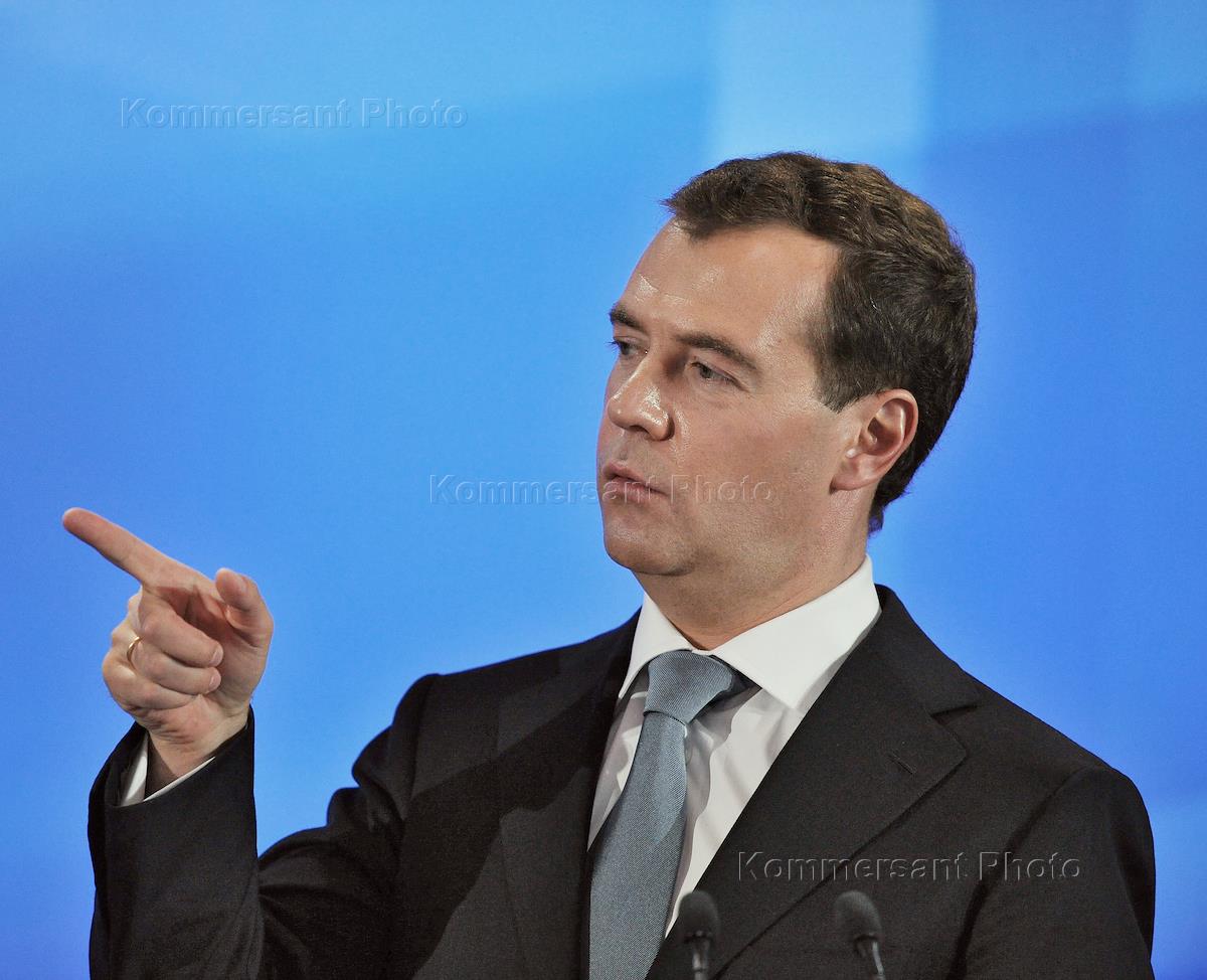 Медведев во френче. Медведев во френче фото. Медведев в прошлом.