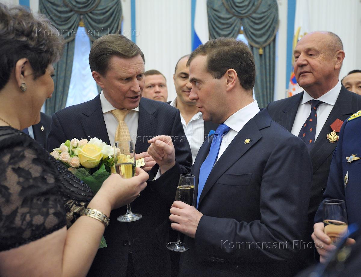 Награда медведь. Дмитрий Медведев вручает награду Слюсарю Борису Николаевичу фото.