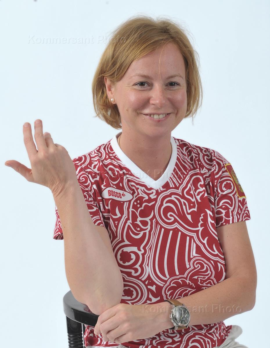 Корреспондент ИД 'Коммерсантъ' Екатерина Истомина в форме официал...