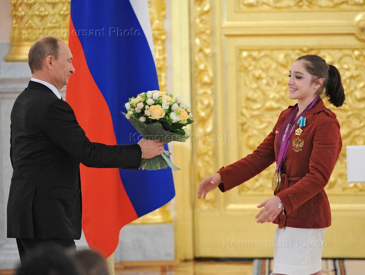 Решение одобрено торжественная церемония. Вручение медали. Вручение наград. Награждение медалью. Награждение женщин в Кремле.