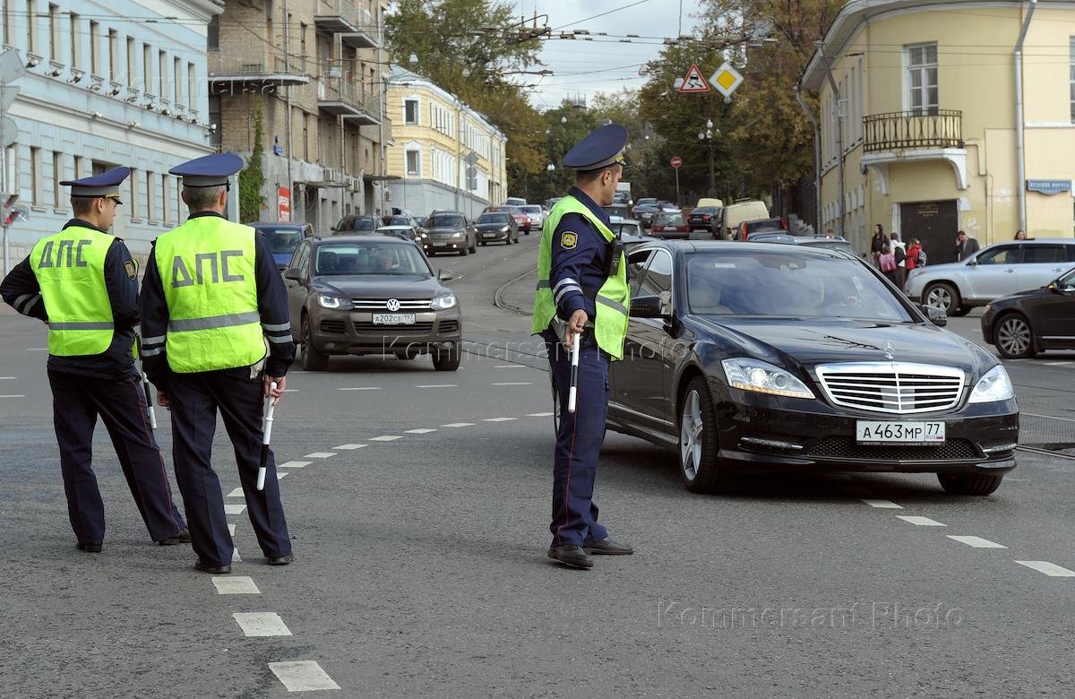 Сотрудник дорожной полиции. Нарушение правил дорожного движения украинцами в Европе. Правонарушители ПДД Думы РФ.