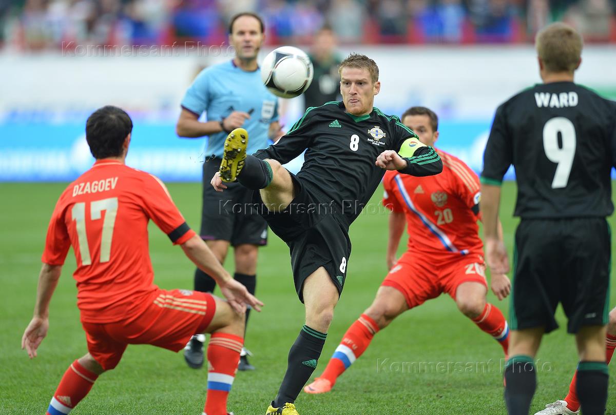 Футбольное поле с футболистами. Футбол поле. Бельгия россия футбол евро 2020. Матч по футболу между 4 классами начался. Футбол россии.