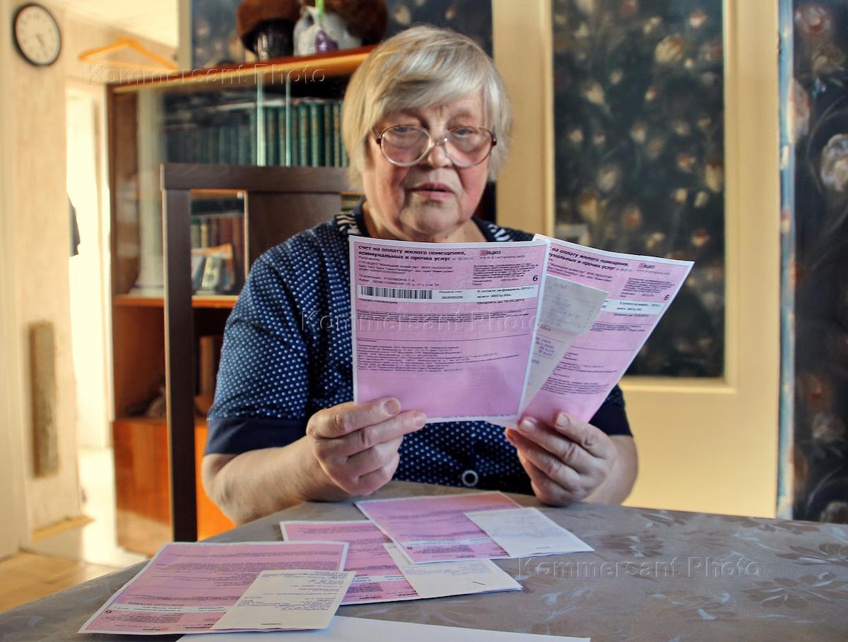Льготы на коммунальные услуги. Как оплатить коммунальные услуги пенсионеру. Человек с квитанцией. Льготы на коммунальные услуги. Льготы пенсионерам по оплате коммунальных услуг.