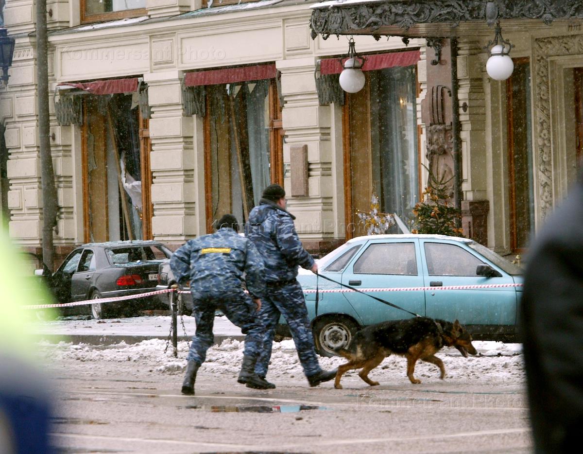 5 декабря 2003. Теракт у гостиницы Националь 2003. 9 Декабря 2003 года теракт Националь. Взрыв у гостиницы «Националь».