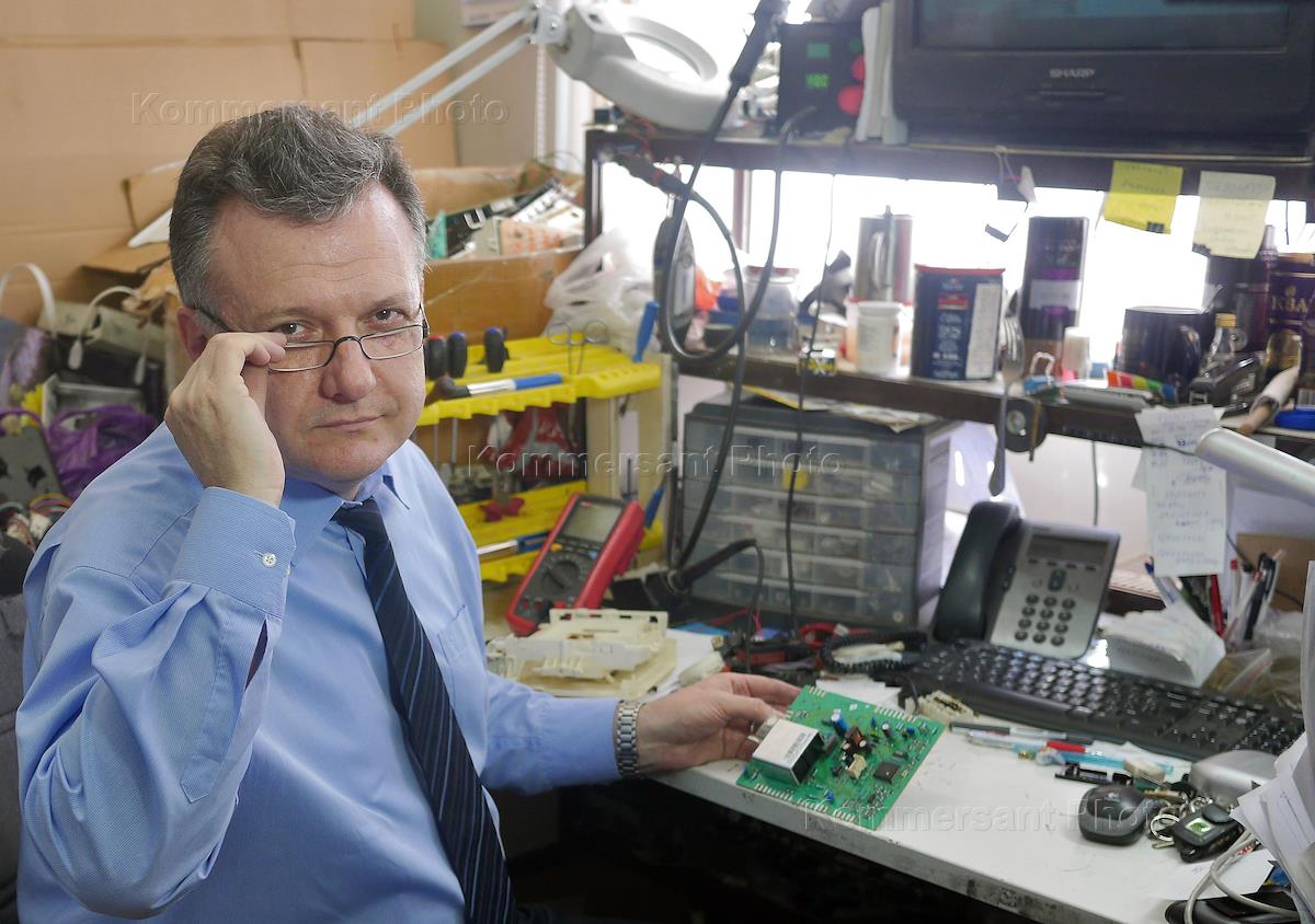 Руководитель сервисного центра. Руководитель сервисного центра. Ип бавтрушов денис михайлович. Парень продавец. Захаров василий павлович москва.