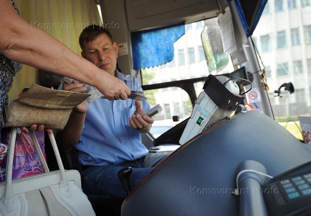 Компенсация за проезд москва. Водитель автобуса. Водитель общественного транспорта. Оплата у водителя в автобусе.