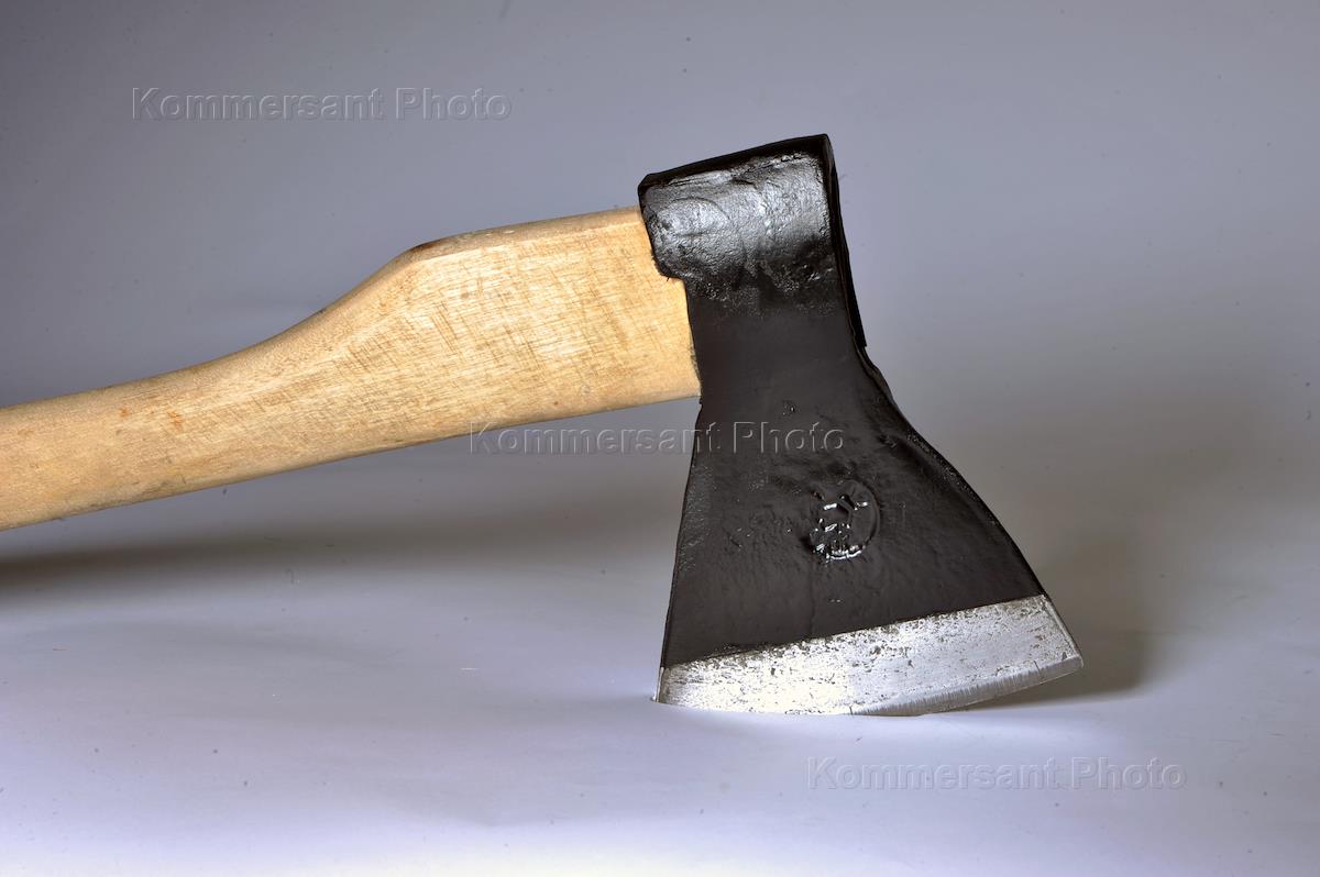 шведский топор 1940. деньги топоры. каменный топор. огромный топор. рубит топором деньги.