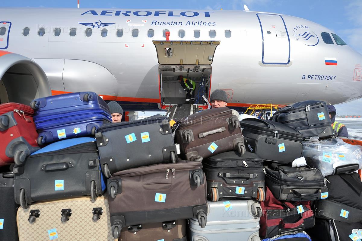 Аэрофлот чемодан в багаж. Аэропорт Шереметьево чемодан. Багажное отделение самолета. Погрузка багажа в самолет. Багажный отсек самолета.