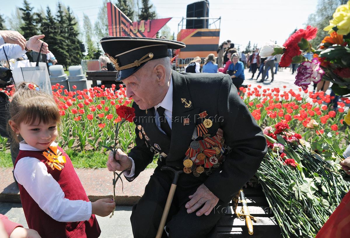Когда поздравляют ветеранов. Цветы ветеранам. Ветеранам дарят цветы. Дети вручают цветы ветеранам. Дети дарят цветы ветеранам.
