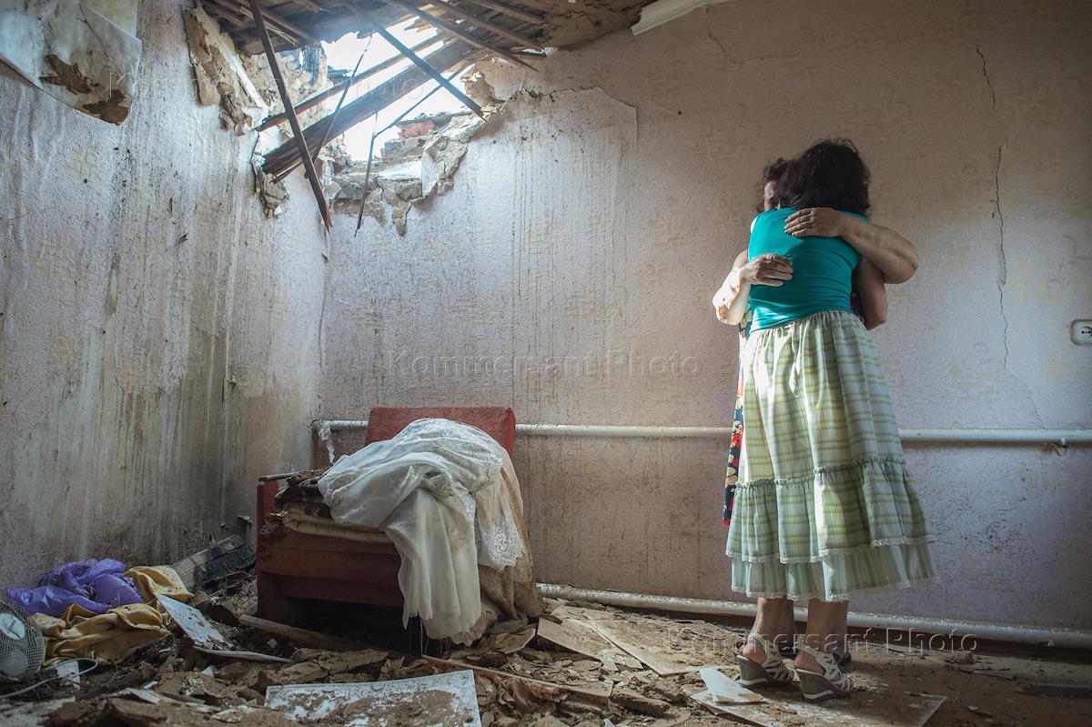 Как живут сейчас люди на украине. Украина жизнь простых людей. Девочка в разрушенном доме. Украина как живут простые жители. Как живут на Украине простые люди сейчас.
