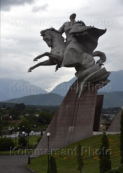 Памятник плиеву во владикавказе фото