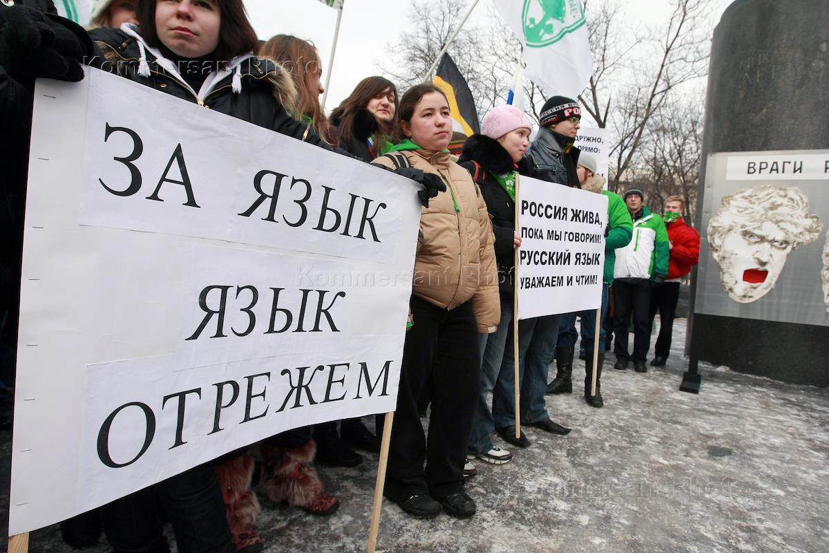 Русские военные раздают гуманитарную помощь. Помощь русскоязычные. Учительница феминистка. Помощь русскоязычные. Сирия гуманитарная помощь россия.