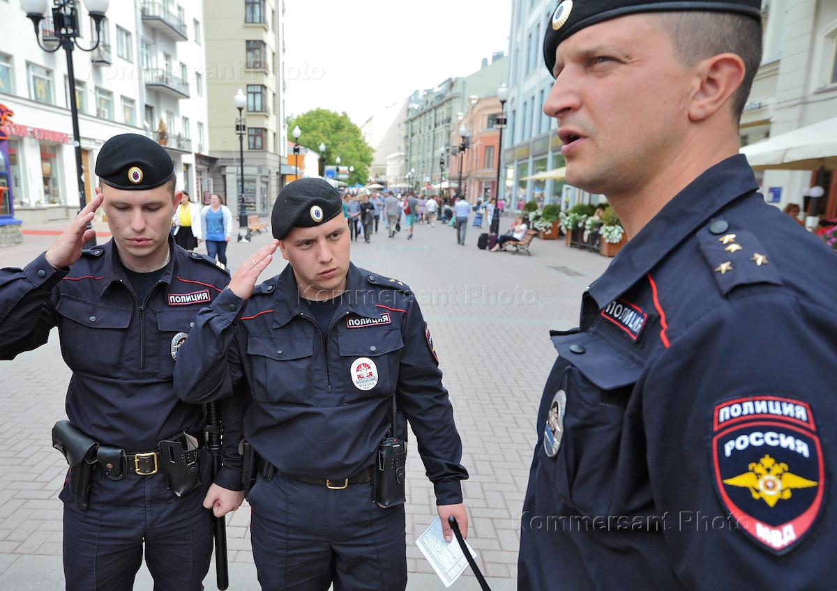 К вернувшимся из турции приходят полицейские туристам. Полицейский берет. Туристическая полиция Москва. Форма полиции с беретом. Туристическая полиция России.