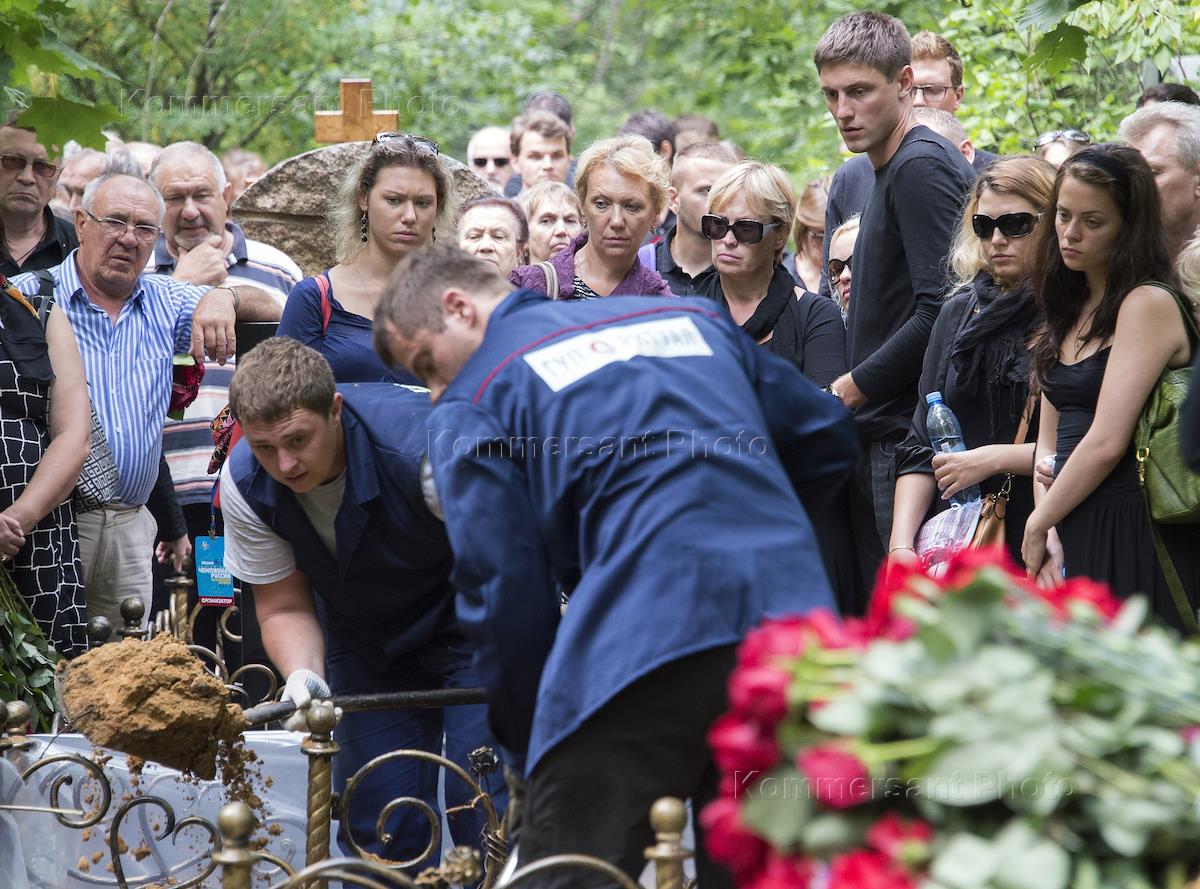 Похороны погибших в крокусе фото. Похороны баскетболисток. Кузьминское кладбище похороны июль 2022.