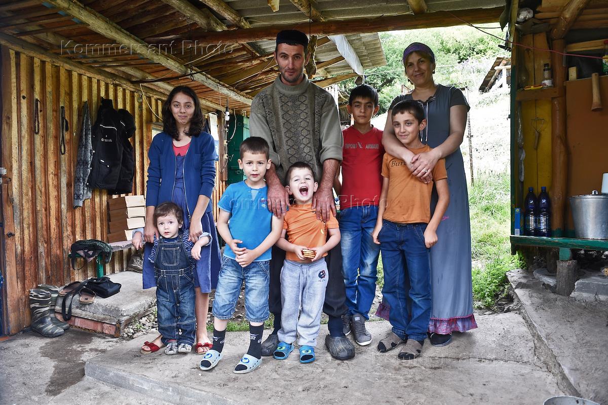 Многодетные командировка. Семья многодетная Кавказ. Многодетные малоимущие семьи. Большая семья на Кавказе. Многодетные семьи в Узбекистане.