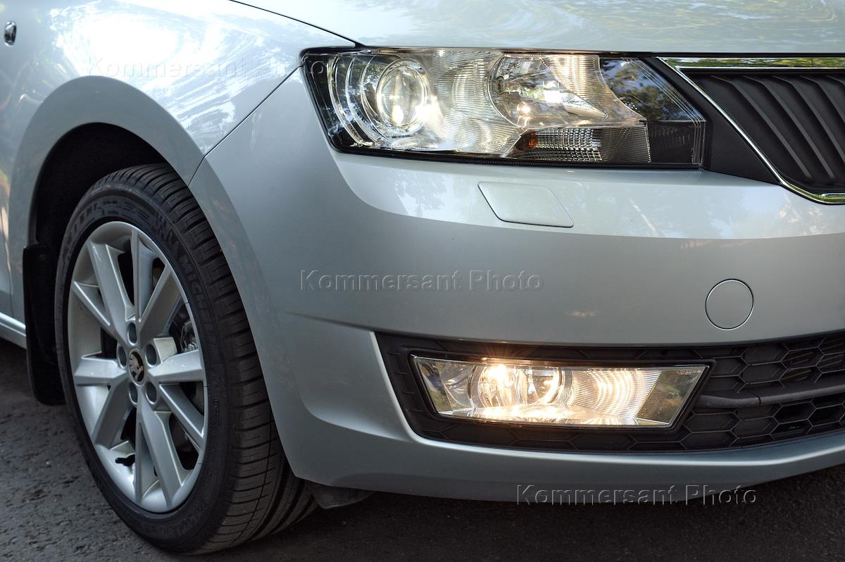 Передние фары шкода рапид. Skoda Rapid Full led. Шкода Рапид с омывателем фар. Светодиодная фара на Рапид 2019. Сплиттер Шкода Рапид 2019.